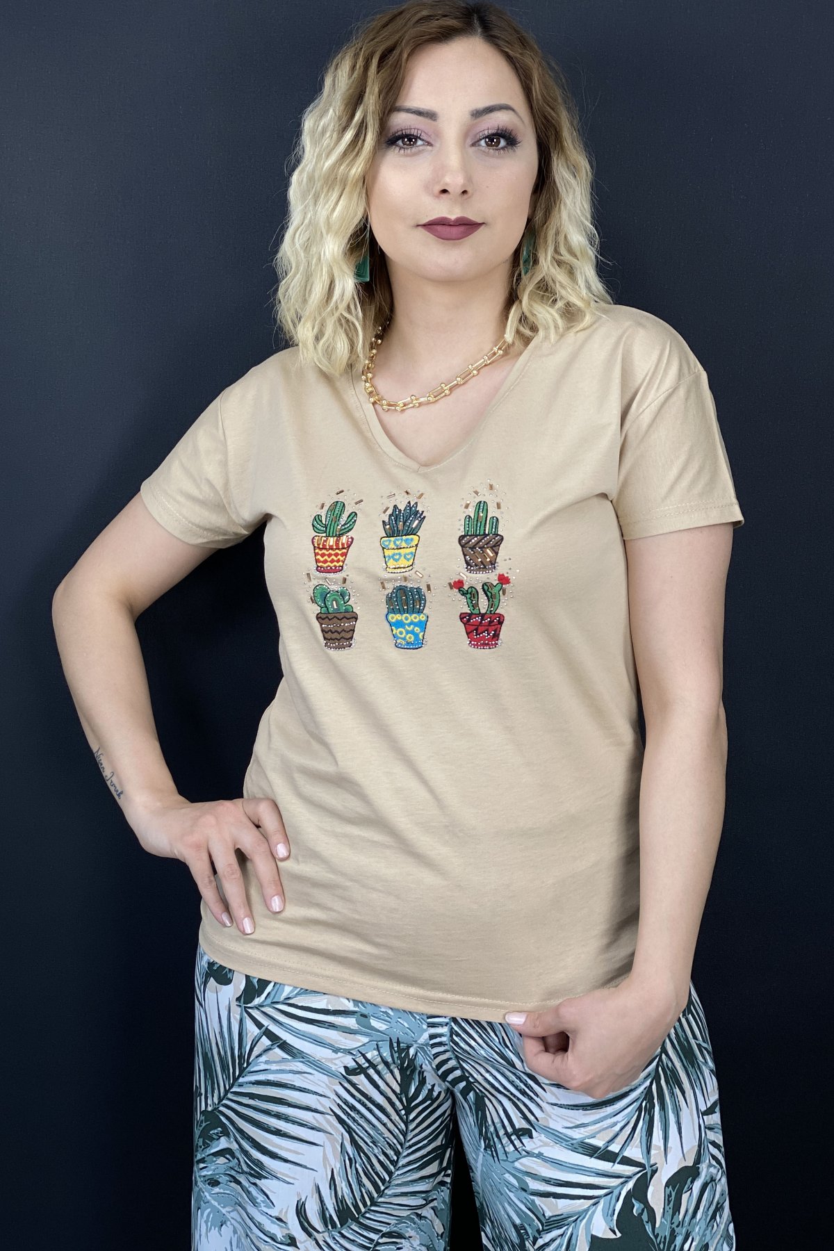 https://resim.chicbag.com.tr/p001912/cml/saksida-kaktus-isleme-v-yaka-t-shirt-01ebb4fc22f5.jpg